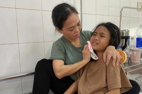Ánh mắt cầu cứu của bé gái 10 tuổi phải trải qua 2 ca đại phẫu đau đớn vì bệnh quái ác
