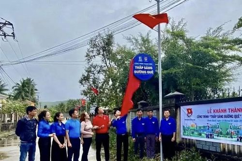 Ánh sáng từ phong trào 'Thắp sáng đường quê' nông thôn mới