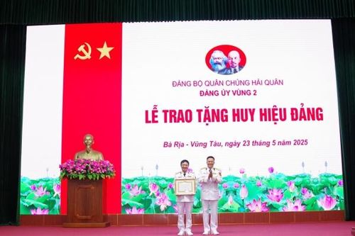 Chuẩn Đô đốc Lê Bá Quân nhận Huy hiệu 30 năm tuổi Đảng