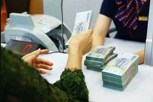 Tiền gửi dân cư lập đỉnh mới, tiền gửi doanh nghiệp tiếp đà giảm