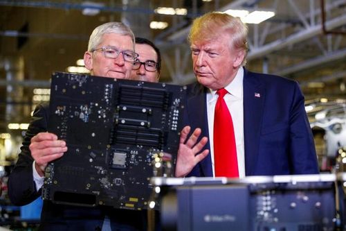 Ông Trump đe dọa đánh thuế ít nhất 25% nếu Apple không sản xuất iPhone tại Mỹ