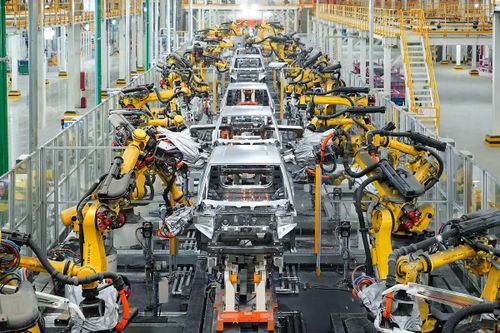 Các nhà sản xuất ô tô châu Âu đối mặt thách thức 'duy trì đúng hướng' với xe điện