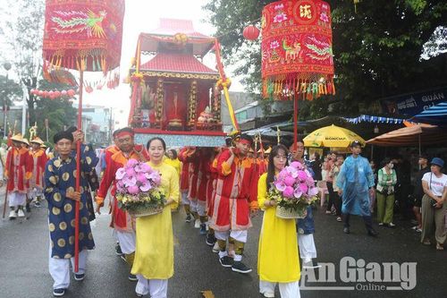 Thỉnh nhân thần về miếu thờ thiên thần