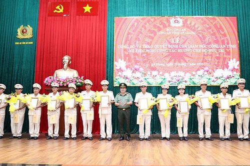 Công an tỉnh trao quyết định nghỉ hưu theo nguyện vọng cho 68 đồng chí