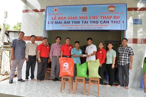 Bàn giao nhà cho hộ nghèo, cận nghèo tại TP Sa Đéc và TP Hồng Ngự