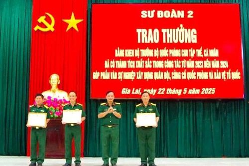 Sư đoàn 2 trao bằng khen của Bộ trưởng Bộ Quốc phòng cho 39 tập thể, cá nhân xuất sắc