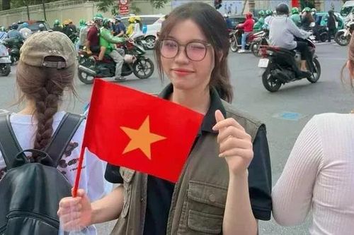 Những mầm xanh mọc lên từ đất bạc