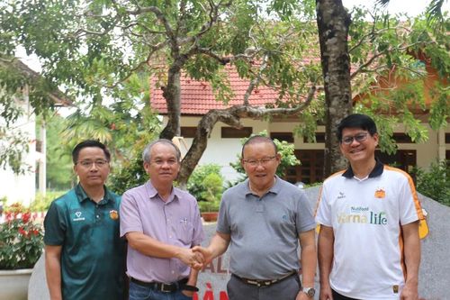 Ông Park Hang-seo đến thăm Học viện Hoàng Anh Gia Lai