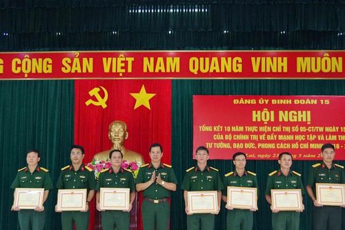 Binh đoàn 15 tặng bằng khen cho 20 tập thể, cá nhân tiêu biểu trong học và làm theo Bác