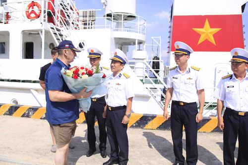 Vùng 4 Hải quân bàn giao bệnh nhân người nước ngoài sau cấp cứu, điều trị