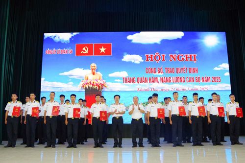Lữ đoàn 146 trao Huy hiệu 30 năm tuổi Đảng và quyết định thăng quân hàm, nâng lương sĩ quan năm 2025