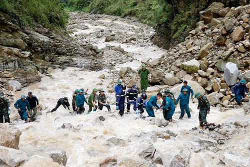 Chủ tịch UBND tỉnh khen thưởng đột xuất nhiều tập thể, cá nhân