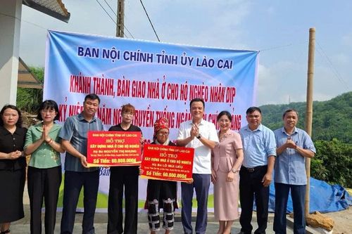 Ban Nội chính Tỉnh ủy tổ chức khánh thành, trao nhà tình nghĩa cho 2 hộ nghèo tại huyện Bát Xát