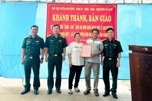 Đơn Dương: Bàn giao nhà tình nghĩa quân - dân