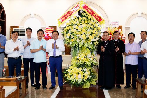 Phó Chủ tịch UBND tỉnh Nguyễn Huy Ngọc chúc mừng tân Giám mục Phụ tá Giáo phận Hưng Hóa
