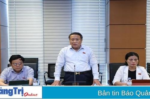 Đại biểu Quốc hội tỉnh Quảng Trị tham gia thảo luận tại tổ