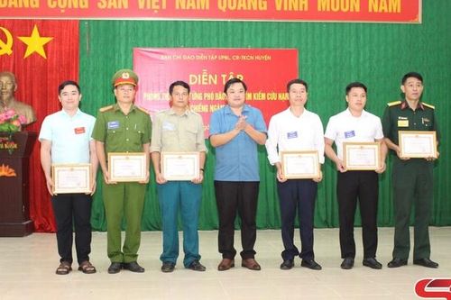 Thuận Châu diễn tập phòng thủ dân sự ứng phó bão lũ và tìm kiếm cứu nạn