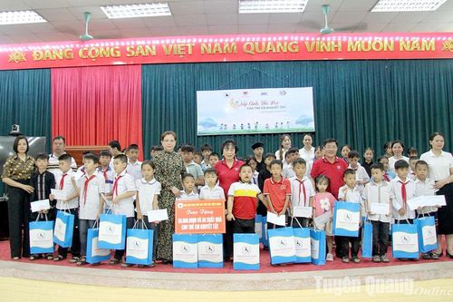 Trao tặng quà cho học sinh khuyết tật, có hoàn cảnh khó khăn tại Sơn Dương