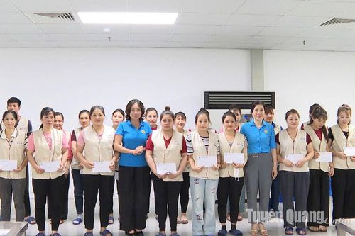LĐLĐ Sơn Dương tặng 74 suất quà cho đoàn viên, công nhân lao động có hoàn cảnh khó khăn