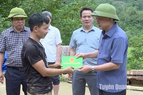 Phó Chủ tịch UBND tỉnh Nguyễn Thế Giang kiểm tra tình hình khắc phục hậu quả mưa lũ tại Lâm Bình
