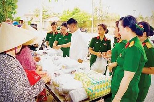 Nữ quân nhân hướng về cộng đồng
