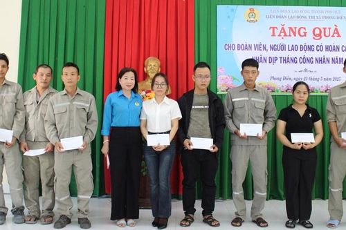 Phong Điền: Trao 51 suất quà cho đoàn viên, người lao động có hoàn cảnh khó khăn