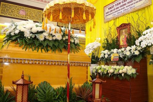 Ban Trị sự GHPGVN TP.HCM viếng tang Hòa thượng Thích Thanh Sơn