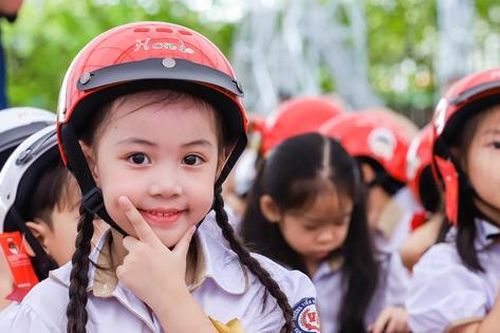 Đội mũ đạt chuẩn để đường đến trường an toàn hơn