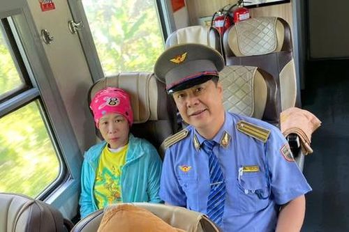 Hành động bất ngờ của nhân viên tàu hỏa khi bắt quả tang khách định trốn vé