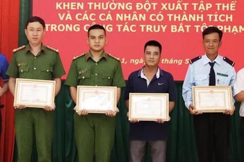 Khen thưởng đột xuất người dân và công an trong vụ bắt nóng kẻ cướp ngân hàng