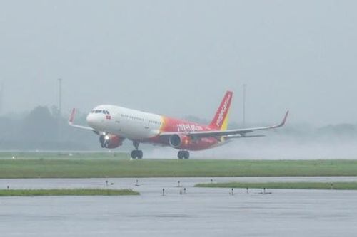 2 chuyến bay đến Nội Bài phải chuyển hướng hạ cánh do mưa dông