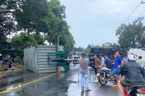 Hai vụ lật xe liên tiếp trong vài giờ, quốc lộ 20 ách tắc nghiêm trọng