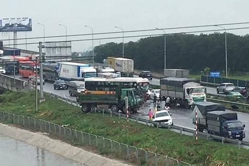 Tai nạn giữa xe khách và ô tô tải, cao tốc Cao Bồ - Mai Sơn ùn tắc kéo dài