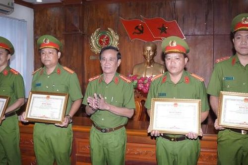 Khen thưởng công an, người dân truy bắt 2 đối tượng cướp giật tài sản