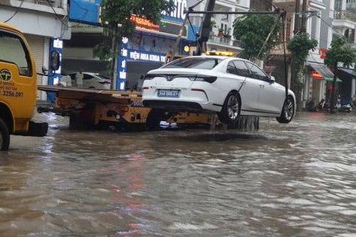 Mưa lớn gây ngập sâu nhiều tuyến phố ở Hải Dương
