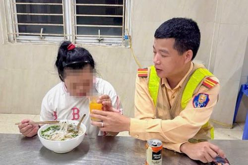 CSGT chăm sóc, giúp đỡ bé gái đi lạc vào cao tốc về nhà an toàn