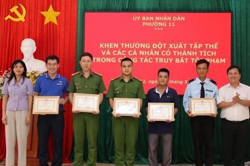Khen thưởng tập thể, cá nhân truy bắt thủ phạm cướp ngân hàng