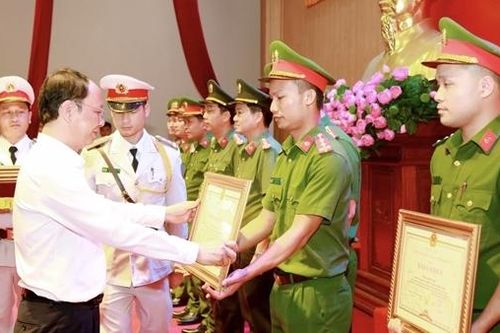 Công an Nghệ An khen thưởng các tập thể, cá nhân có thành tích xuất sắc