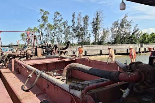 Tạm dừng 2 tàu hút cát ở khu vực ven biển