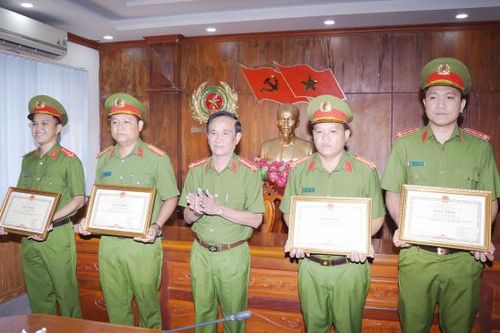 Khen thưởng tập thể, cá nhân bắt nóng 2 tên cướp nghiện ma túy