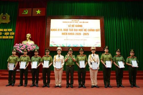 Trường Đại học Kỹ thuật - Hậu cần CAND: Tổ chức lễ bế giảng, trao bằng tốt nghiệp cho học viên
