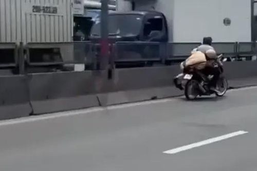 Triệu tập người lái xe máy không tuân thủ hiệu lệnh CSGT