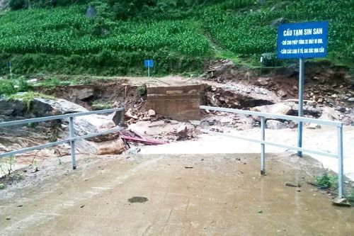Lũ ống cuốn trôi cầu dân sinh, chia cắt 3 thôn ở xã vùng cao Y Tý (Lào Cai)