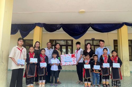 Trao học bổng và tặng quà cho trên 3.000 trẻ em khó khăn