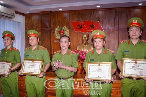 Trao bằng khen, giấy khen về thành tích trong đấu tranh phòng, chống tội phạm