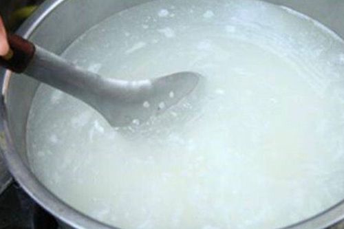 Mẹ chồng nấu cháo tôm cho cháu luôn bỏ thịt, chỉ lấy vỏ, biết lý do tôi sốc không nói nên lời