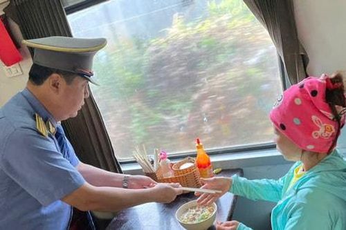 Tổ tàu SE4 quyên góp tiền, giúp người phụ nữ nghèo ở Hà Nội về quê