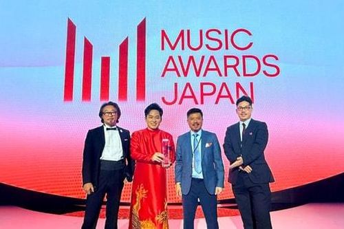 Tùng Dương tự hào nhận giải thưởng International Special Awards tại Nhật Bản