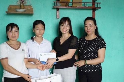 Trao gần 820 triệu đồng học bổng, quà tặng trẻ em hoàn cảnh khó khăn
