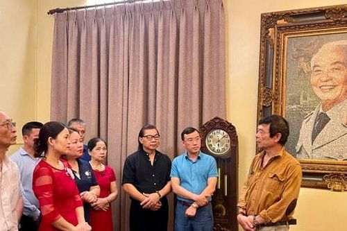 Dâng hương tưởng nhớ Đại tướng Võ Nguyên Giáp và trò chuyện với đại diện gia đình Đại tướng